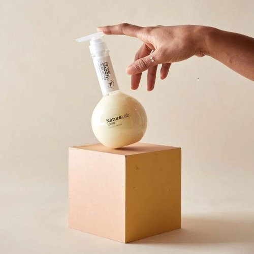 NatureLab Tokyo Perfect Smooth Conditioner Glotnumo suteikiantis kondicionierius 340ml